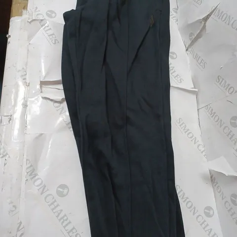 APPROXIMATELY 10 CLOTHING ITEMS INCLUDING: T SHIRTS, TROUSERS AND JOGGERS (ALL IN DIFFERENT SIZES)