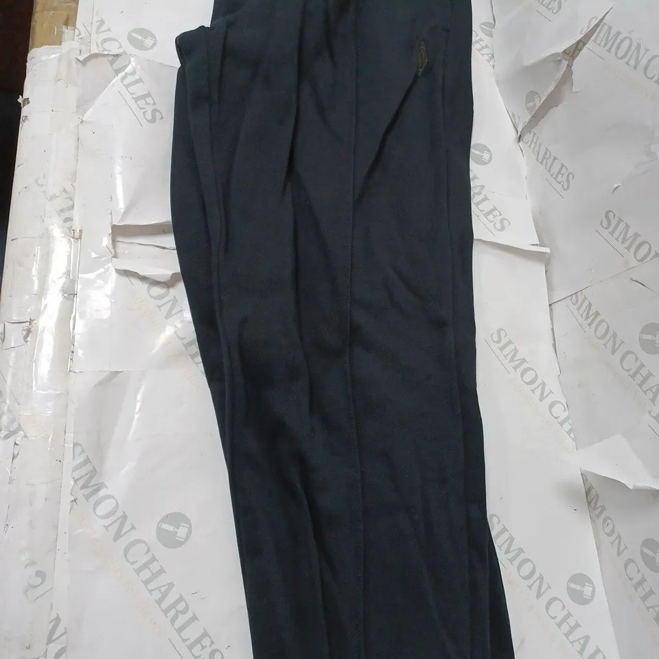 APPROXIMATELY 10 CLOTHING ITEMS INCLUDING: T SHIRTS, TROUSERS AND JOGGERS (ALL IN DIFFERENT SIZES)