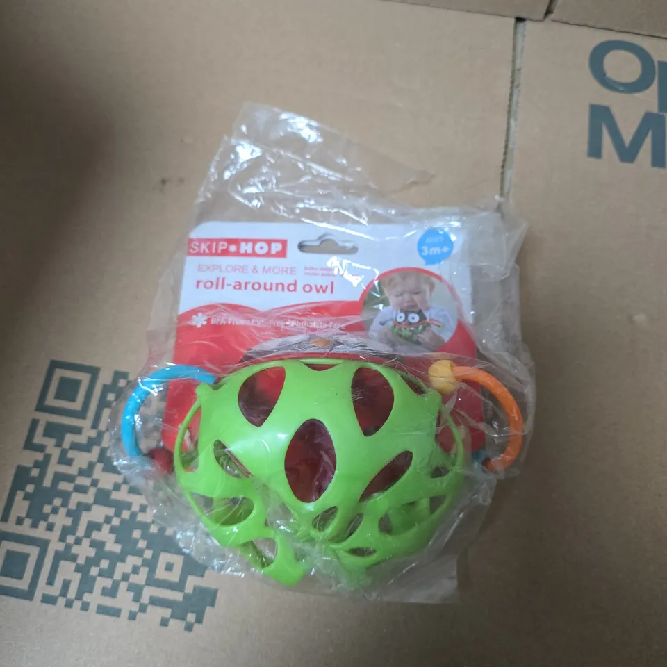 BOX OF APPROXIMATELY 25 ASSORTED TOYS INCLUDING KEYRING , ROLL AROUND OWL AND SOFT TOYS 