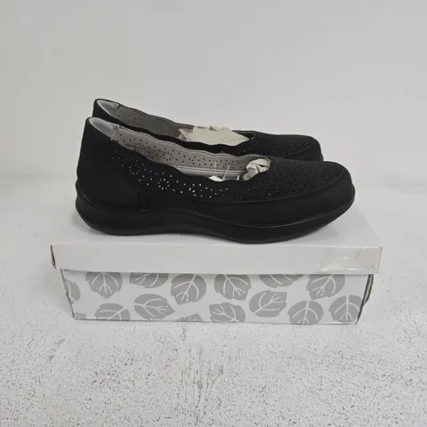 BOXED PAIR OF SHOE TREE VIENNA SHOES IN BLACK - UK 7