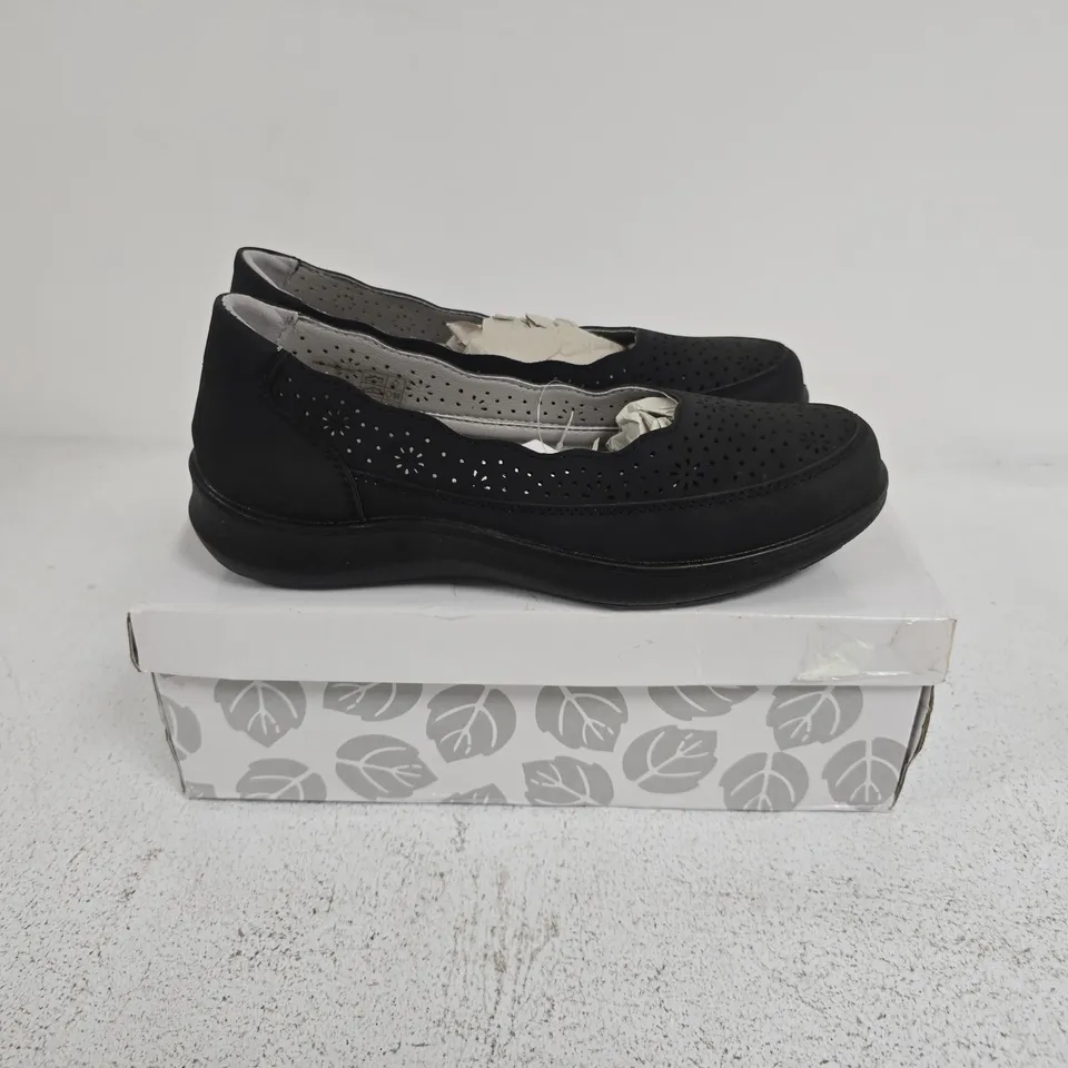 BOXED PAIR OF SHOE TREE VIENNA SHOES IN BLACK - UK 7