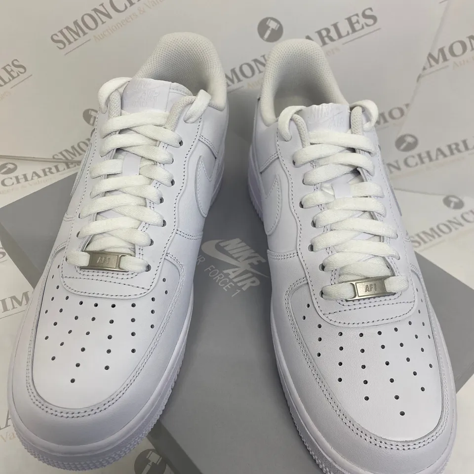 BOXED PAIR OF NIKE AIR FORCE 1 '07 WHITE TRAINERS SIZE 9