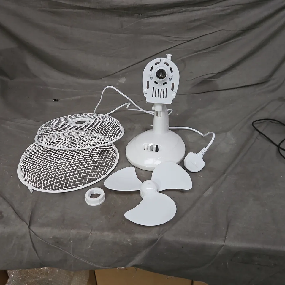 WHITE DESK FAN WITH STAND AND DETACHABLE BLADES (BOXED) - PARTS INCLUDED