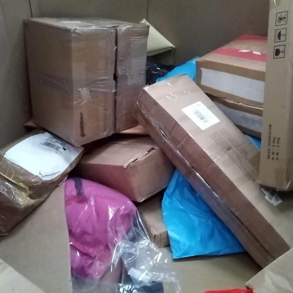PALLET OF ASSORTED ITEMS INCLUDING BED RAIL GUARD, MULTI-FUNCTION CHARGING STATION, HOMICIDE SHOE BOX, EXTRA SELECT BARLEY STRAW, AZPTAN SOFT&WARM RUG