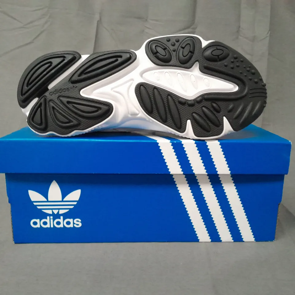 BOXED PAIR OF ADIDAS OZWEEGO J SHOES IN WHITE/STONE UK SIZE 4.5