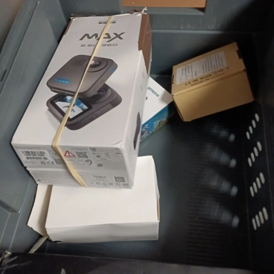 APPROXIMATELY 6 ASSORTED ITEMS INCLUDING SMARTPHONE STABILISER AND POV CAMERA