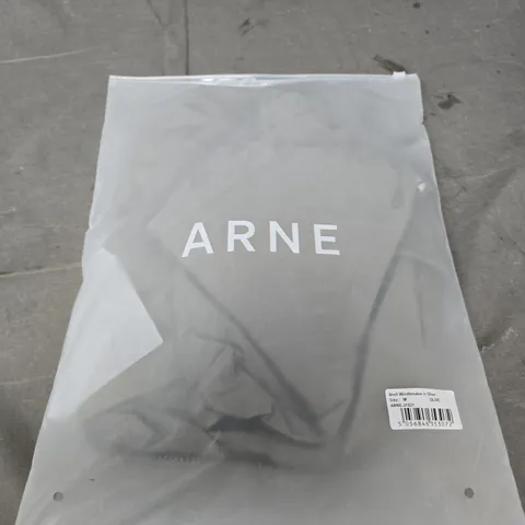 ARNE SHELL WINDBREAKER IN OLIVE – SIZE M