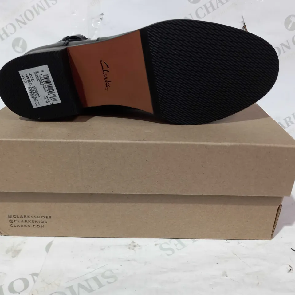 BOXED PAIR OF CLARKS HAMBLE BUCKLE LEATHER ANKLE BOOTS IN BLACK UK SIZE 4.5