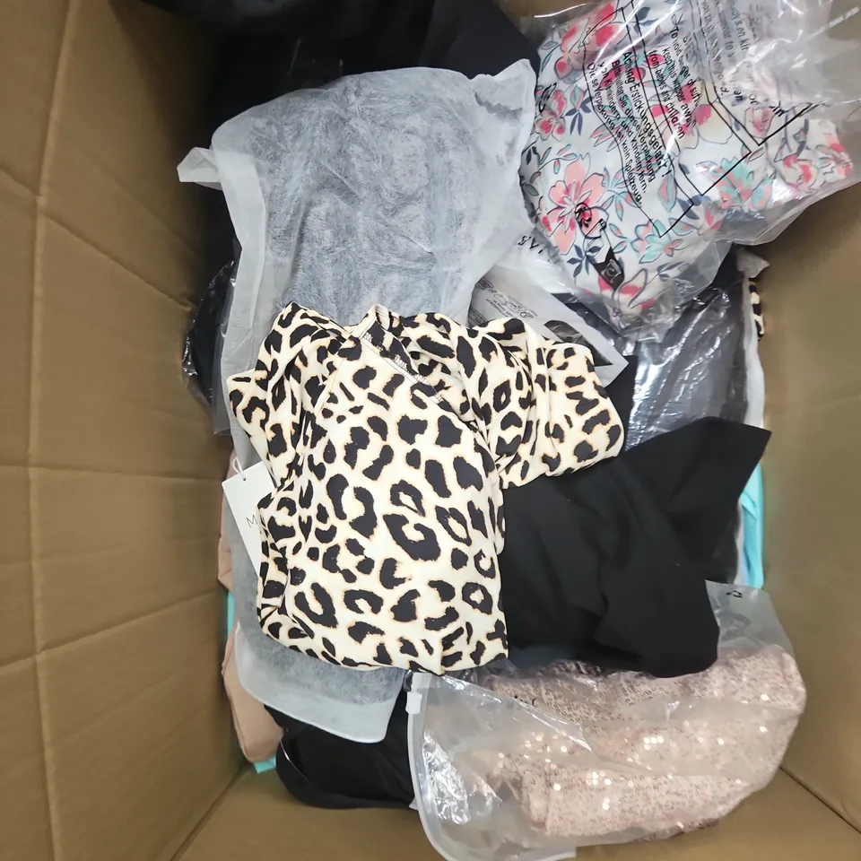 BOX OF APPROXIMATELY 15 ASSORTED CLOTHING ITEMS TO INCLUDE CARDIGAN, JEANS, BAG, ETC
