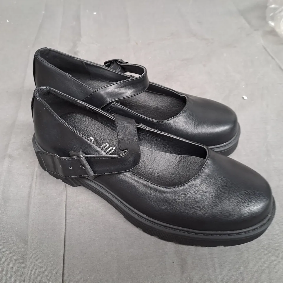 BOX OF APPROXIMATLY 10 BLACK LILLEY SHOE IN VARIOUS SIZES