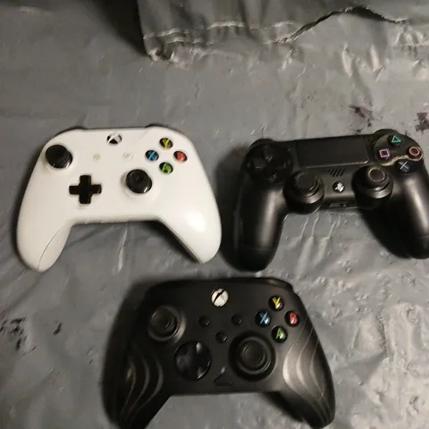 APPROXIMATELY 10 ASSORTED GAMING CONSOLE CONTROLLERS TO INCLUDE XBOX & PLAYSTATION 