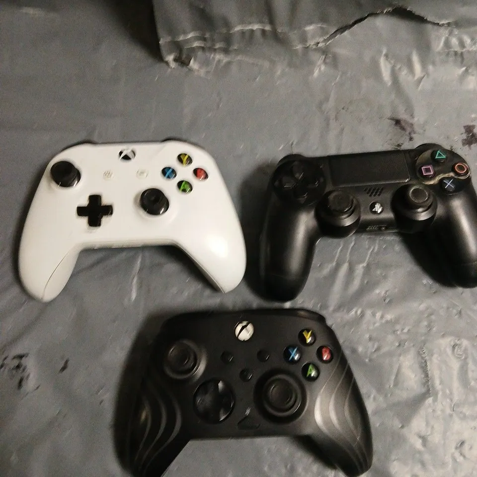 APPROXIMATELY 10 ASSORTED GAMING CONSOLE CONTROLLERS TO INCLUDE XBOX & PLAYSTATION 