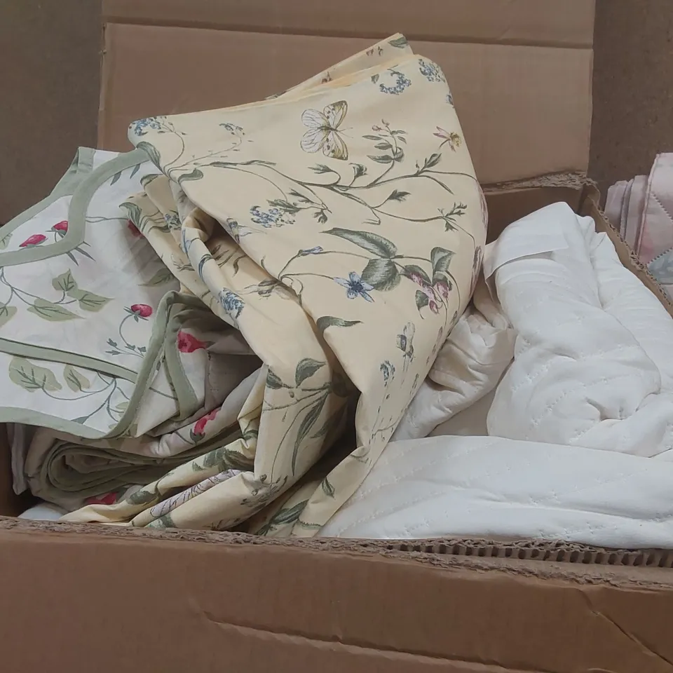 BOX CONTAINING A VERY LARGE QUANTITY OF ASSORTED BEDDING INCLUDING: DUVET, DUVET COVERS ECT