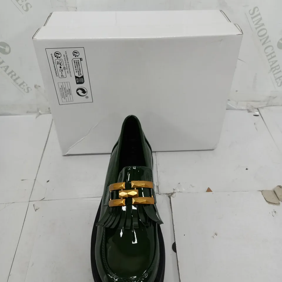 BOXED PAIR OF DESIGNER GREN OLIVE LOATHERS WITH TASSLE SIZE 40