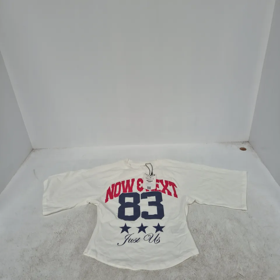 BERSHKA WHITE T-SHIRT WITH 'NOW & NEXT 83' GRAPHIC – SIZE M