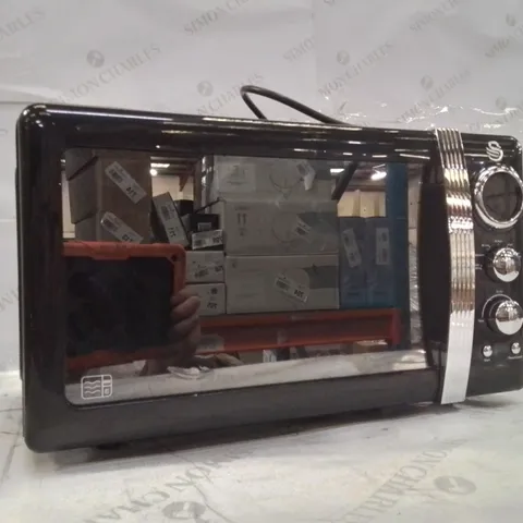 BOXED SWAN RETRO COLLECTION 800W MICROWAVE