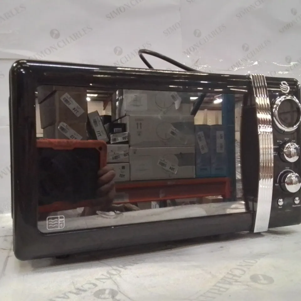 BOXED SWAN RETRO COLLECTION 800W MICROWAVE 