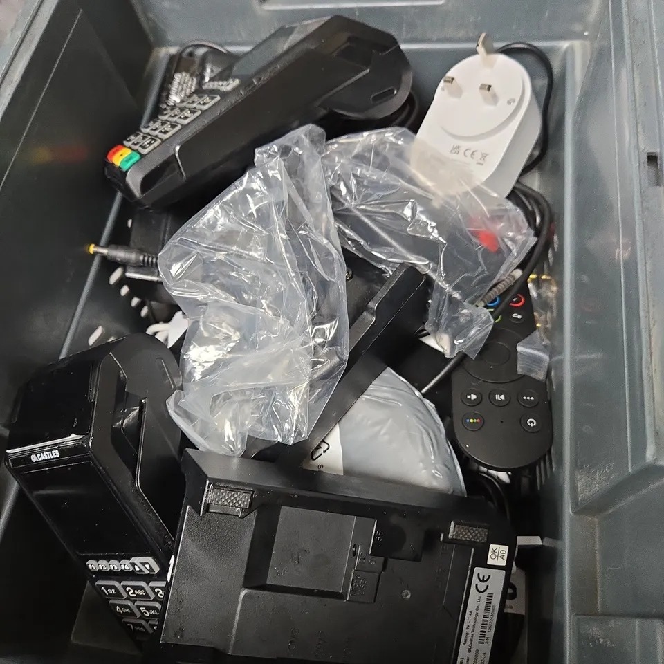 BOX OF APPROXIMATELY 12 ASSORTED ELECTRICAL ITEMS INCLUDING TP LINK , POWER LEADS AND PS5 CABLE 