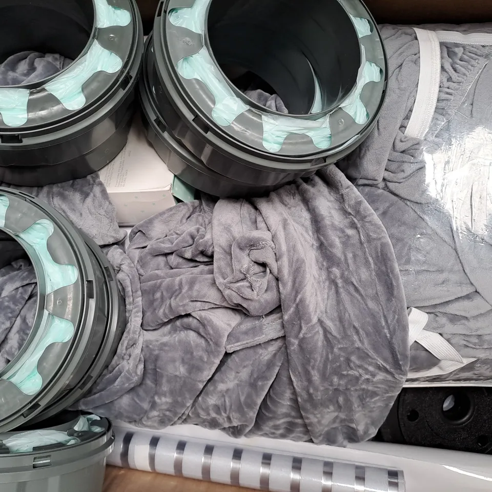 BOX OF APPROXIMATELY 20 ASSORTED HOUSEHOLD ITEMS TO INCLUDE LINED NOTEBOOK, 30W LED FLOODLIGHT, ETC