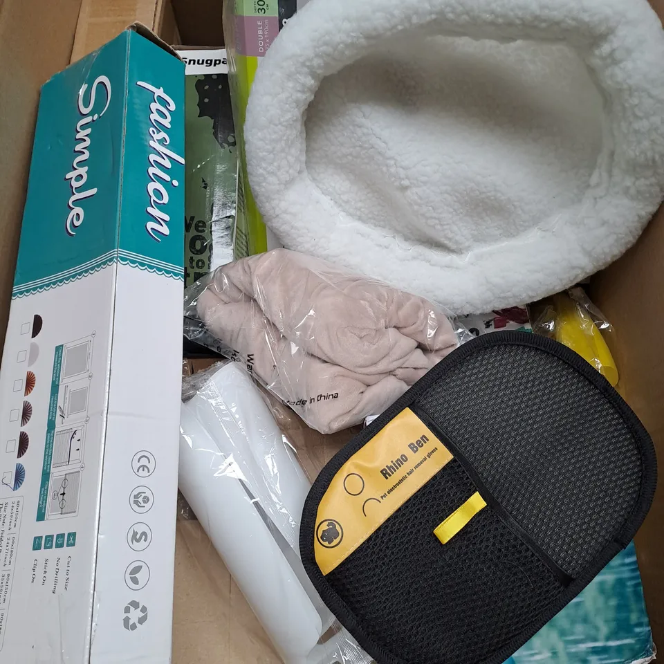 BOX OF APPROXIMATELY 10 ASSORTED HOUSEHOLD ITEMS TO INCLUDE - DISH CLOTHS - FLASK - LIGHT - ETC