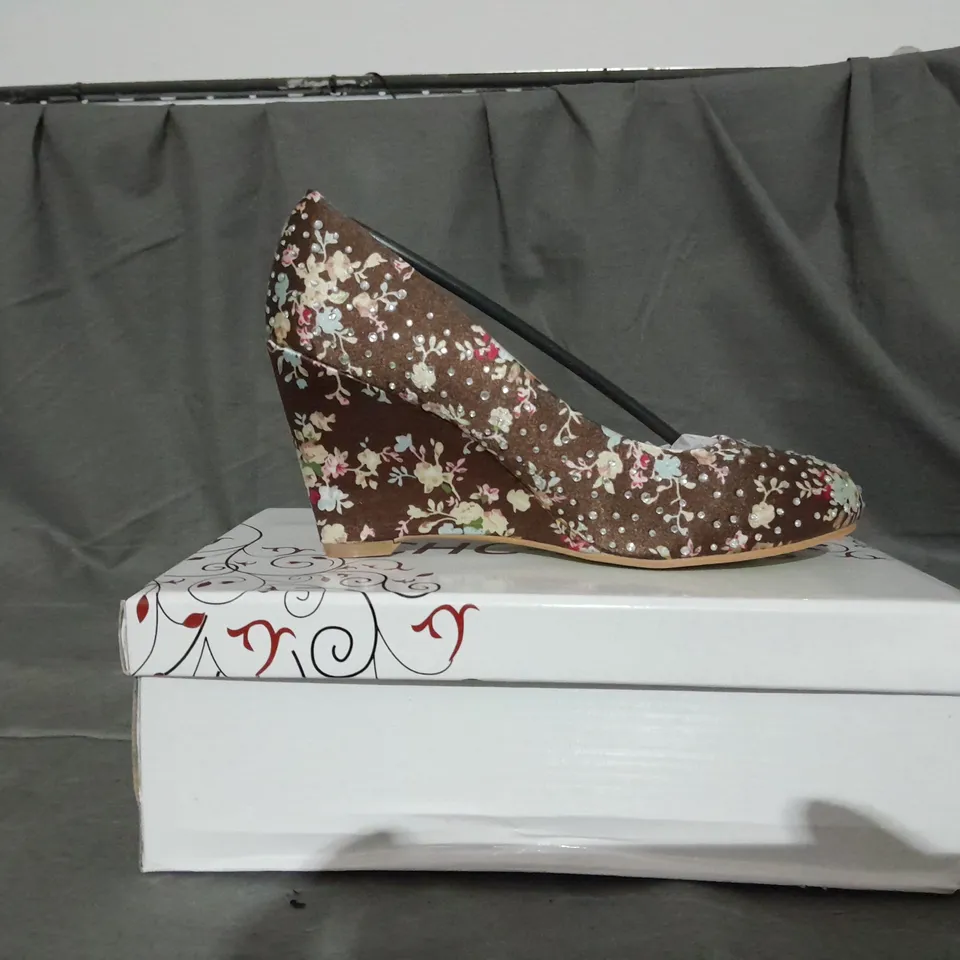 APPROXIMATELY 12 BOXED PAIR OF WEDGE SHOES IN VARIOUS SIZES TO INCLUDE SIZE 36EU