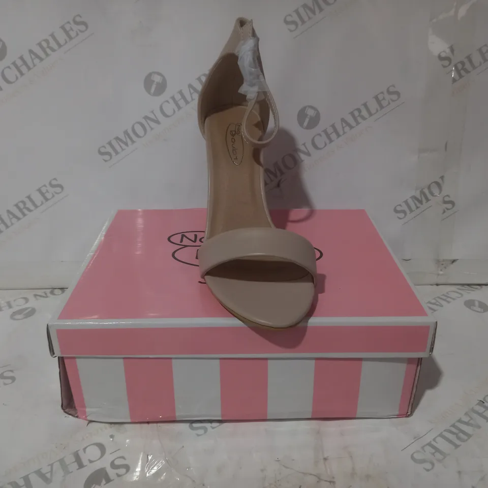 BOXED PAIR OF NO DOUBT OPEN TOE HIGH BLOCK HEEL SANDALS IN NUDE SIZE 6