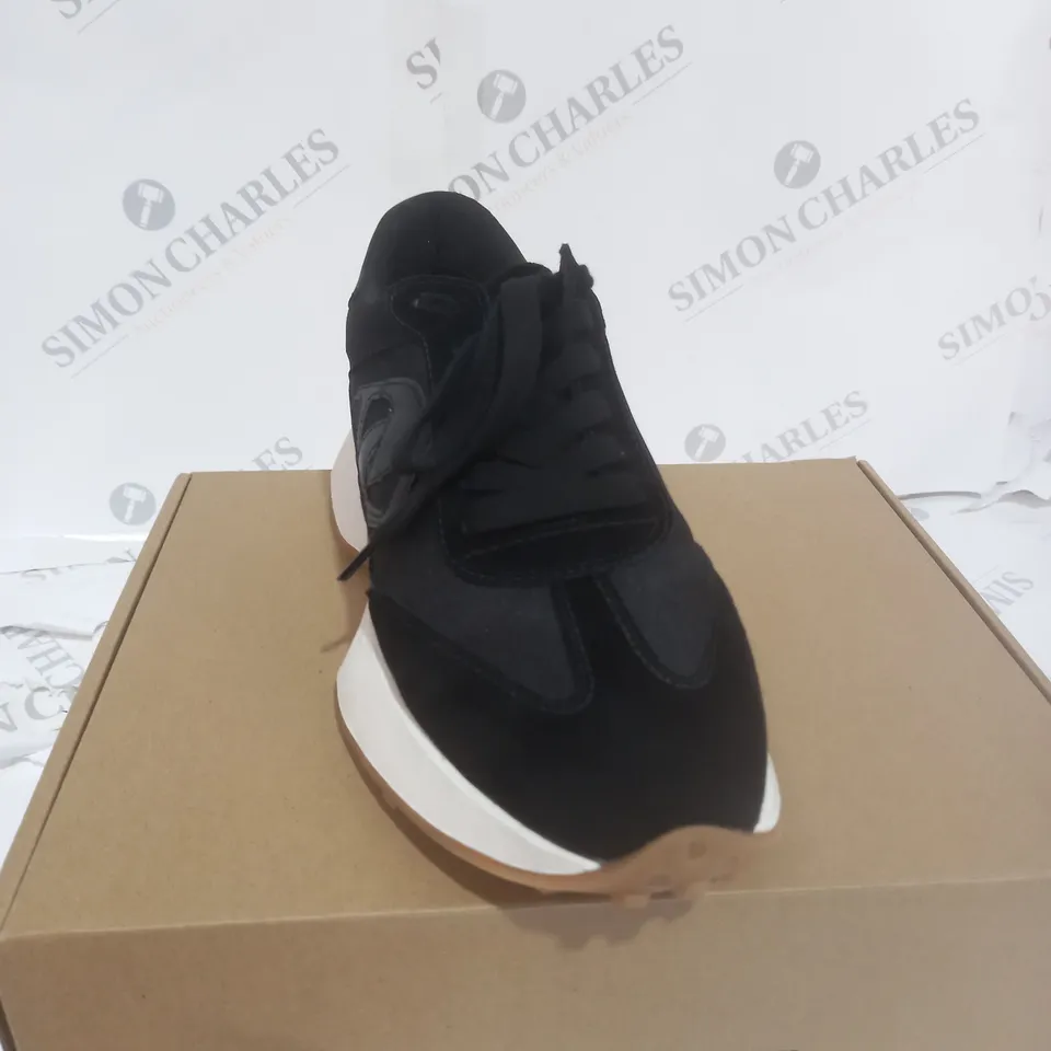 BOXED PAIR OF DUNE LONDON EMBOSSE LEATHER LACE UP SHOES IN BLACK/WHITE SIZE 7