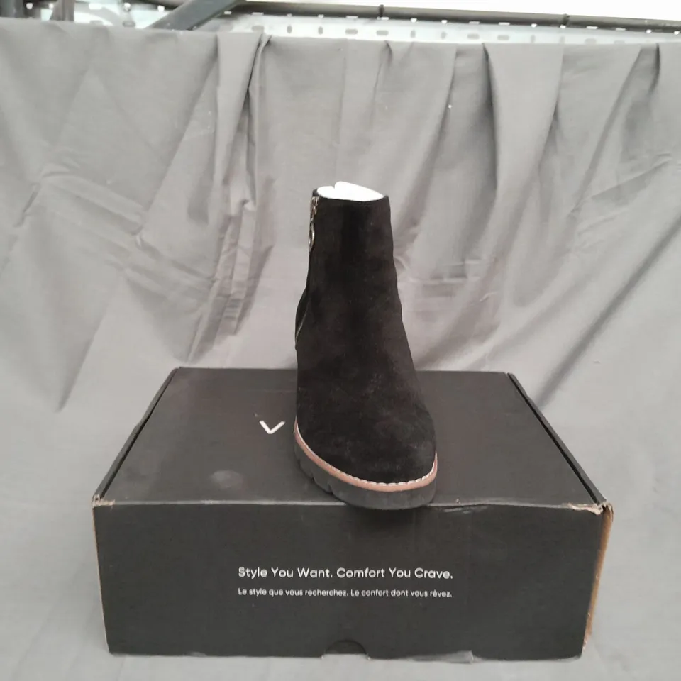 BOXED PAIR OF VIONIC ASTER BOOTS IN BLACK SIZE 9
