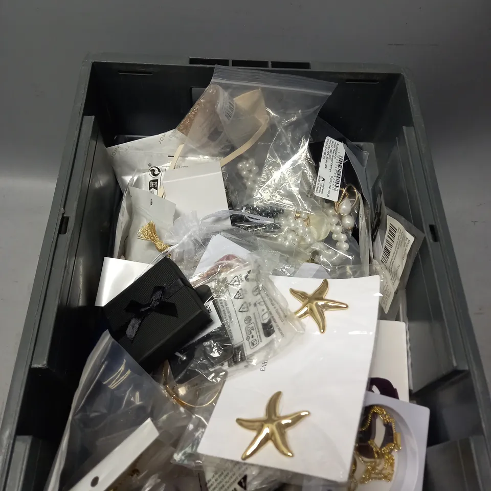 APPROXIMATELY 30 ASSORTED JEWELLERY PRODUCTS TO INCLUDE RINGS , WATCHES , NECKLACES , ETC  