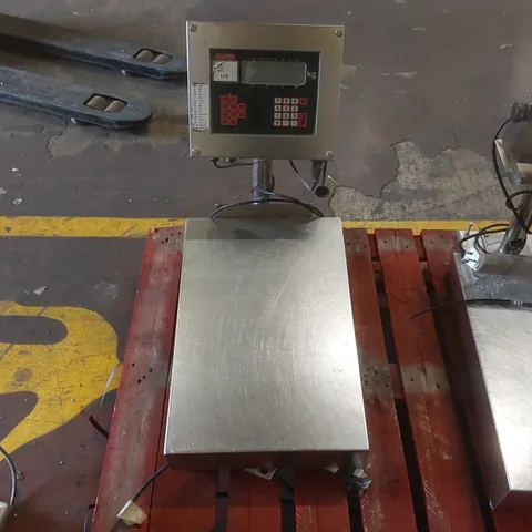 AVERY BERKEL COMMERCIAL SCALE
