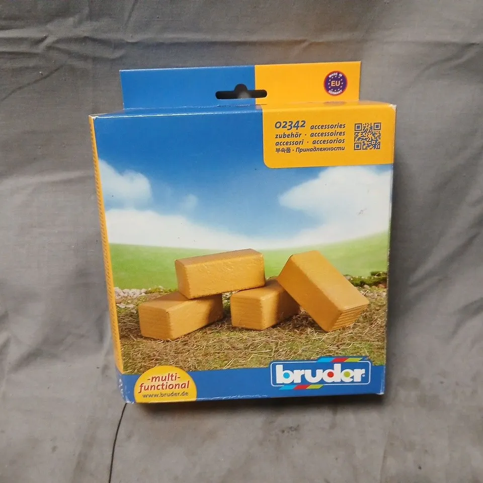BRUDER 02342 ACCESSORIES – 4 RECTANGULAR HAY BALES