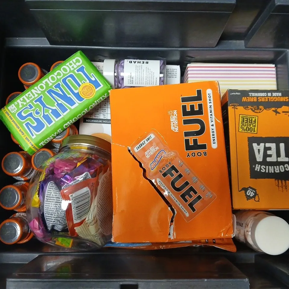 APPROXIMATELY 12 ASSORTED FOOD & DRINK ITEMS TO INCLUDE APPLIED NUTRITION BODY FUEL, BIO & ME GRANOLA, LEMON DRIZZLE CAKE MIX, ETC - COLLECTION ONLY