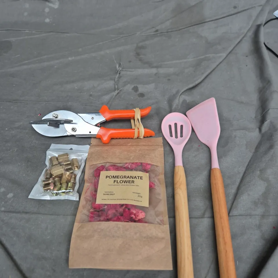 APPROXIMATELY 15 ASSORTED HOUSEHOLD ITEMS TO INCLUDE DRIED POMEGRANATE FLOWERS, KITCHEN UTENSILS AND BOLTS