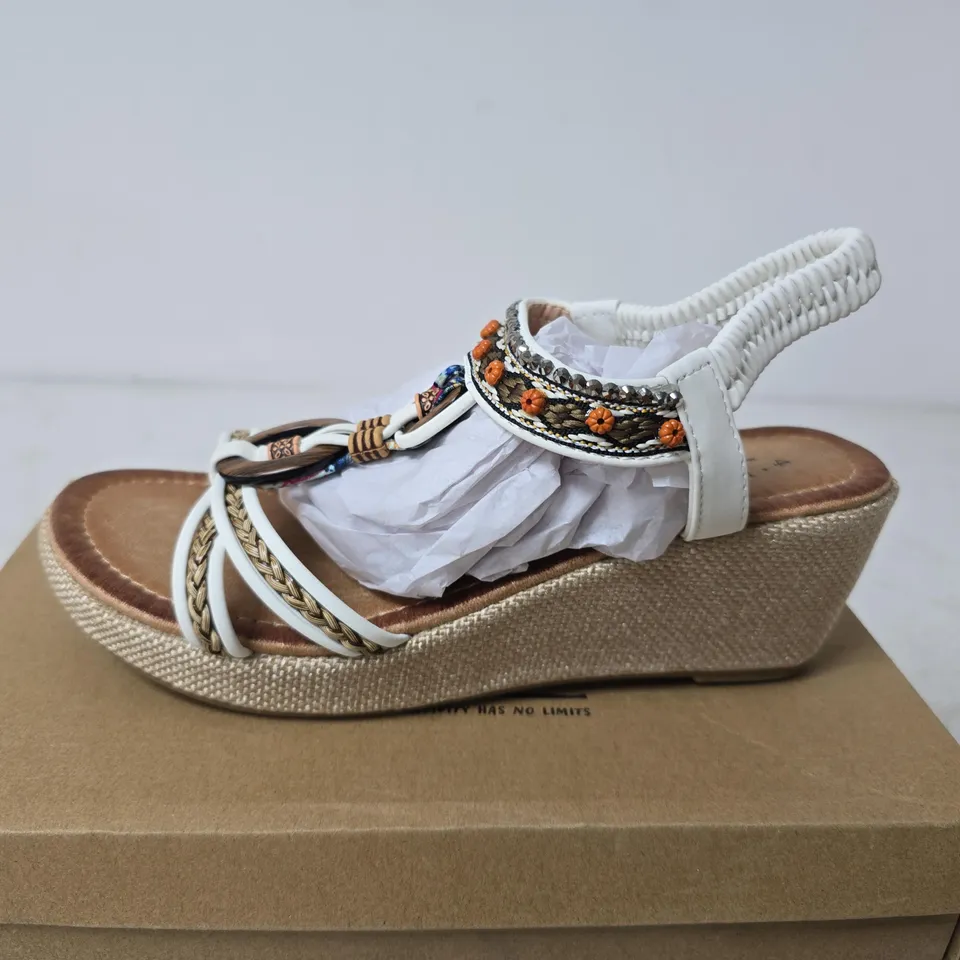BOXED JO & JOE TRINIDAD WEDGE SHOES, WHITE - SIZE 4