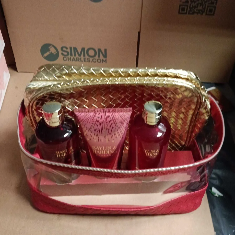 BAYLIS & HARDING LIMITED EDITION LUXURY VANITY BAG & COSMETIC BAG SET – RED QUILTED