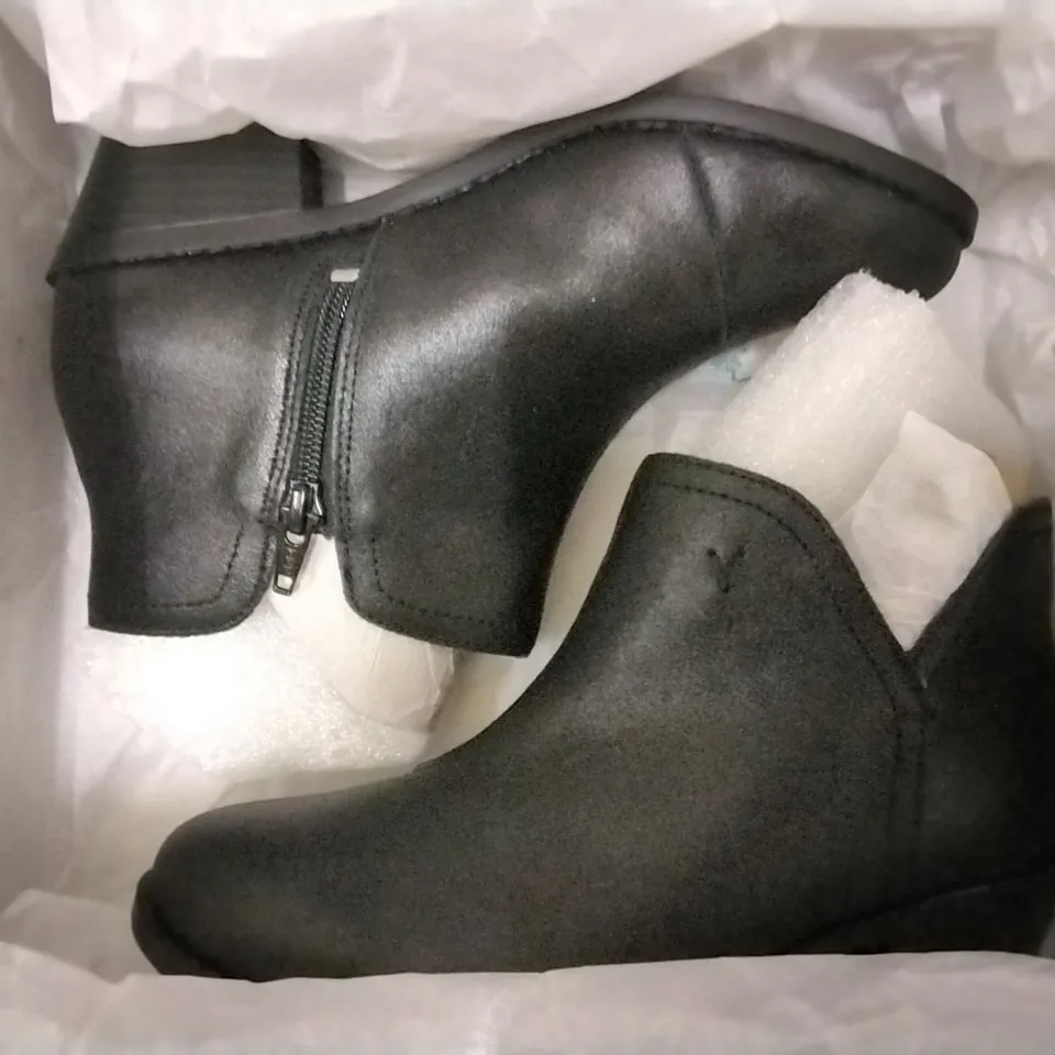 3 SHOE BOXES OF VIONIC SHOES INCLUDING 2 × FELICITY LIV METALLIC ANKLE BOOTS BLACK SIZE 4, HONOR DAYNA LOAFERS BLACK SIZE 7