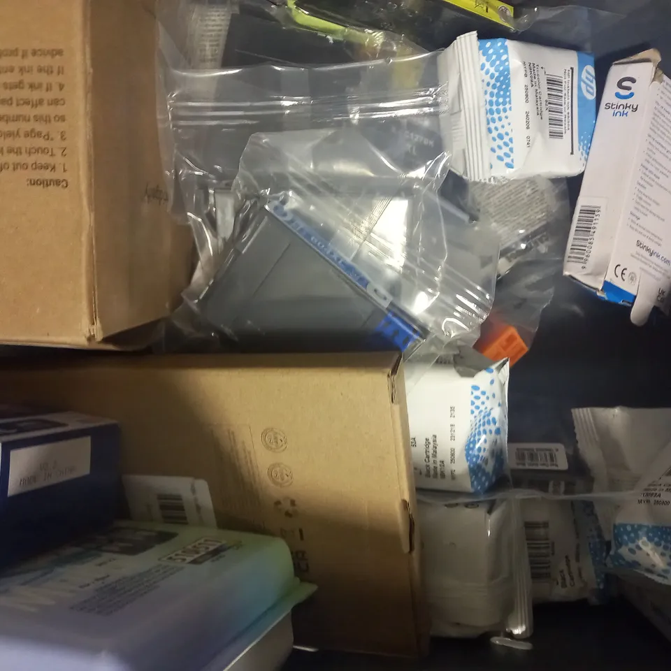 APPROXIMATELY 15 ASSORTED HOUSEHOLD ITEMS TO INCLUDE INK CARTRIDGES, PHOTO PAPER, PAINT, ETC