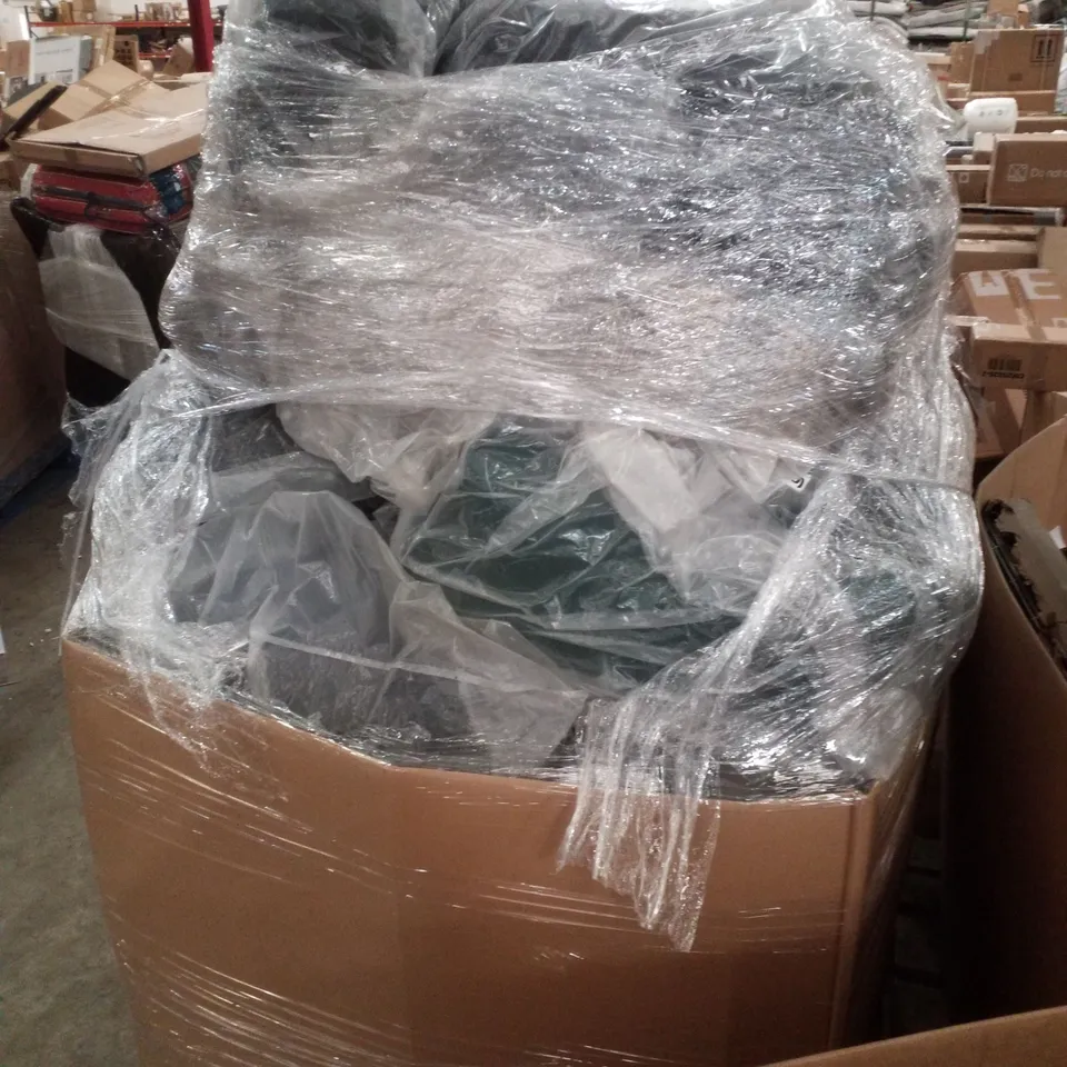 PALLET CONTAINING ASSORTED CUSHIONS