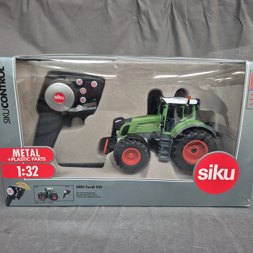 SIKU RADIO CONTROLLED TRACTOR - 6880 FENDT 939