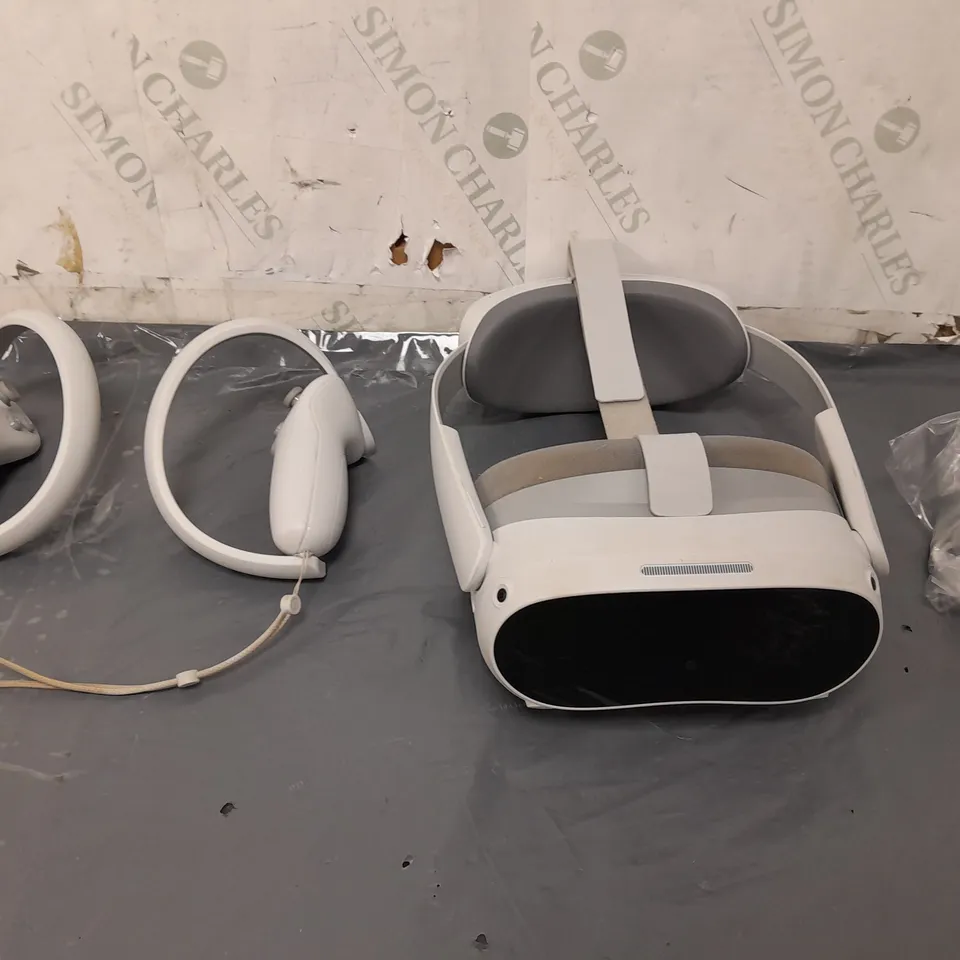 UNBOXED PICO WHITE VR WITH CONTROLLERS 