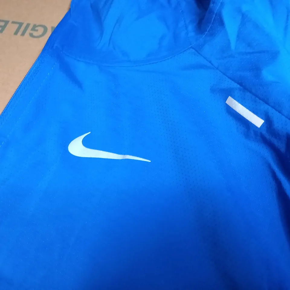 NIKE REPEL RUNNING COAT IN BLUE & BLACK - SMALL