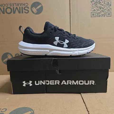 BOXED PAIR OF UNDER ARMOUR TRAINERS IN BLACK/WHITE SIZE UK 4