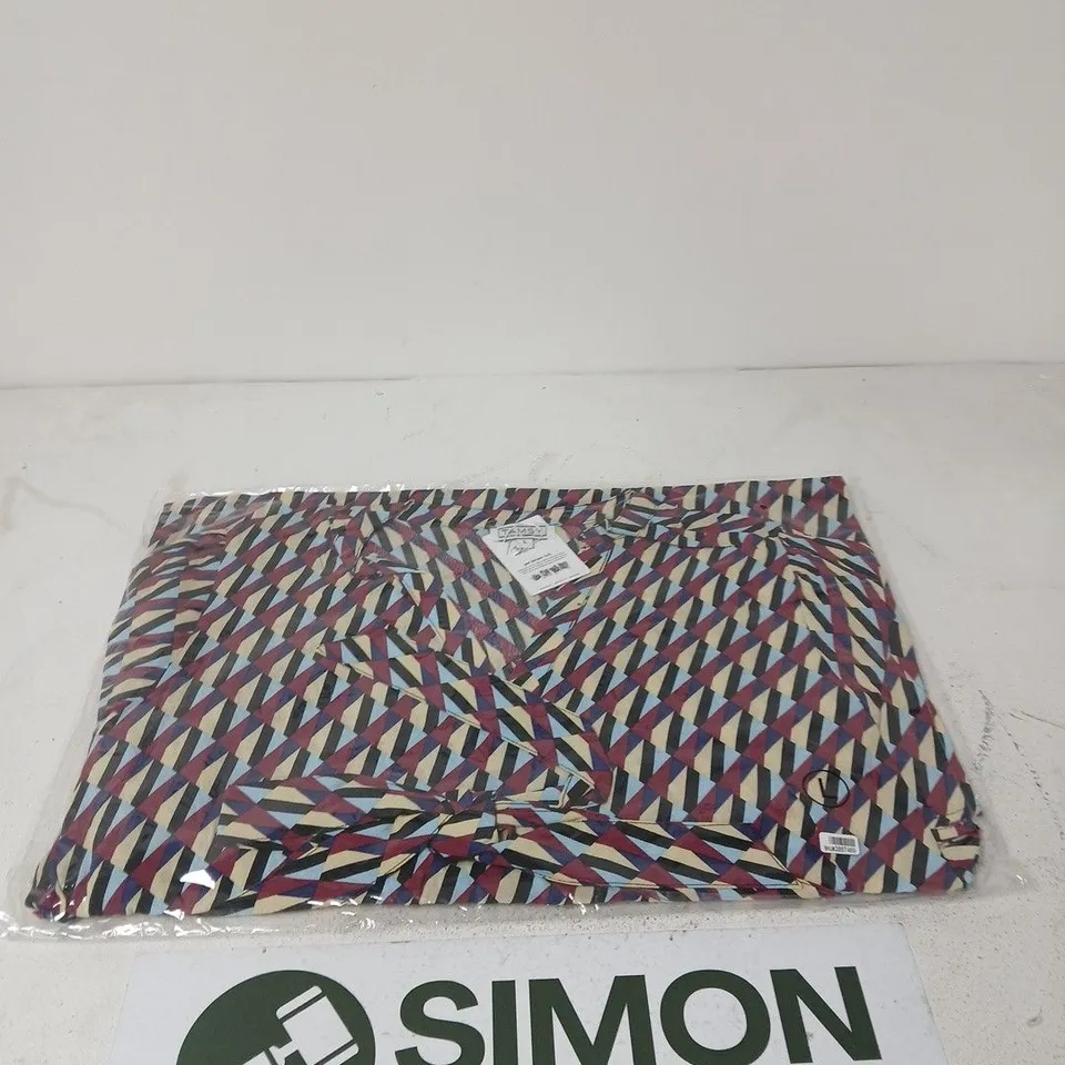 BOX OF APPROXIMATELY 20 TAMSY GEOMETRIC DIAMOND PRINT DRESSES SIZES MAY VARY