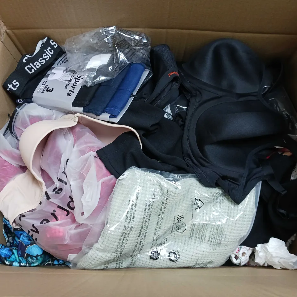 BOX OF APPROXIMATELY 20 ASSORTED CLOTHING ITEMS TO INCUDE - DRESSES, JUMPERS , T-SHIRTS , TROUSERS,ECT 