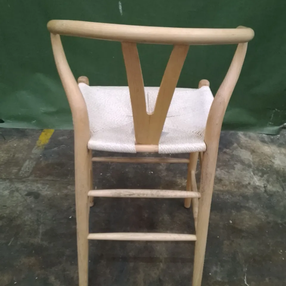 WOODEN BARSTOOL 