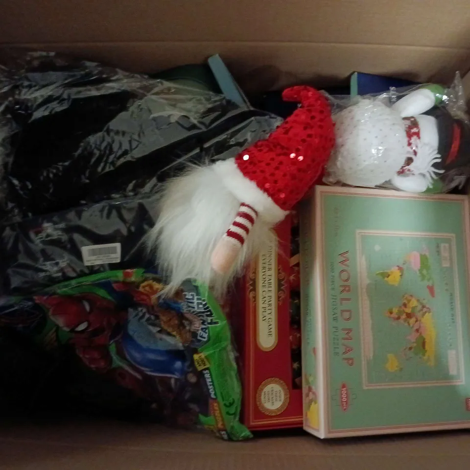 APPROXIMATELY 15 ASSORTED TOYS, GAMES, GIFTS AND NOVELTIES TO INCLUDE MARVEL SPIDERMAN SUPER GIFT ISSUE, WORLD MAP 1000 PIECE JIGSAW PUZZLE, RAFFLE TICKETS, ETC - COLLECTION ONLY