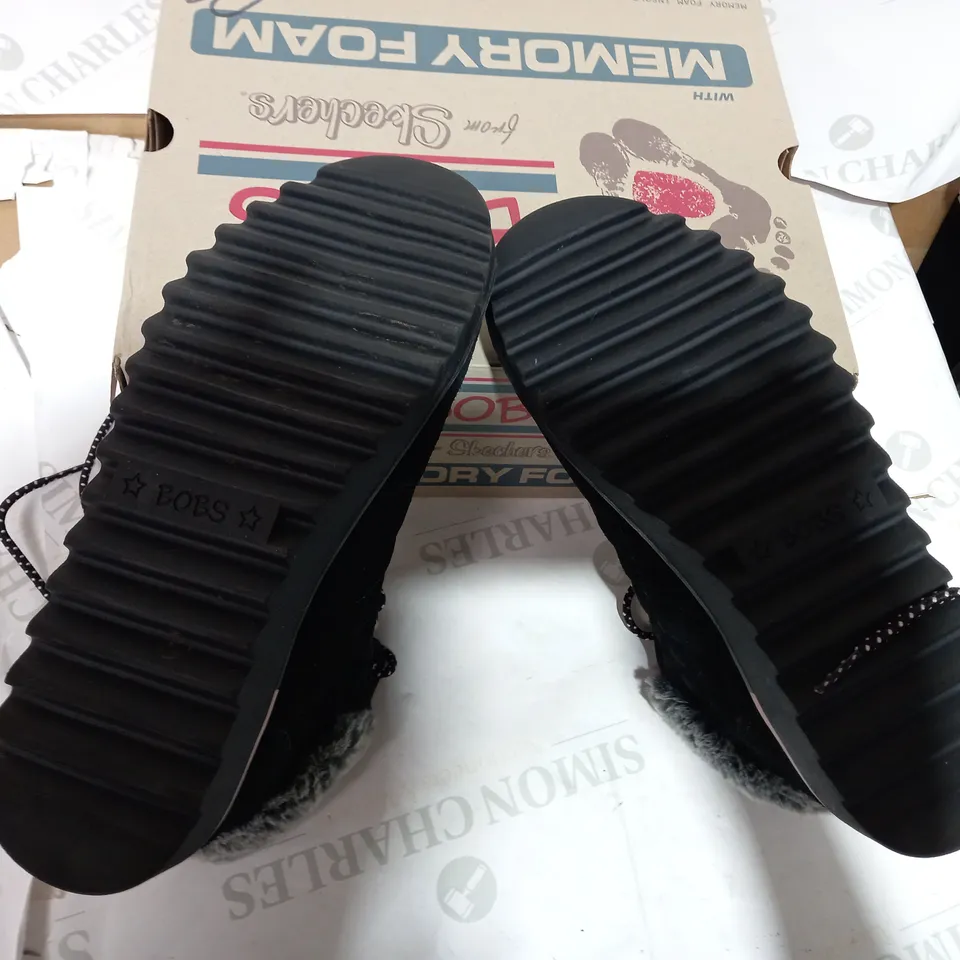 BOXED PAIR OF SKECHERS BLACK HIKER TRAINERS - SIZE 5