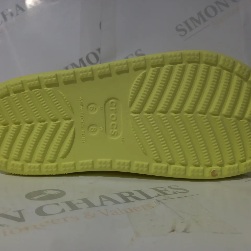 PAIR OF CROCS CLASSIC COZZZY SANDALS IN SULPHUR UK SIZE M5/W6