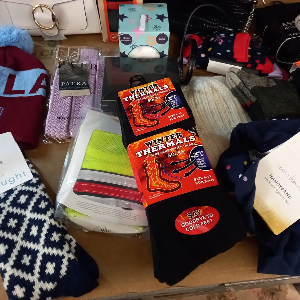 LOT OF APPROXIMATELY 20 ASSORTED CLOTHING ACCESSORY ITEMS TO INCLUDE BAGS, SOCKS AND HEAD WEAR