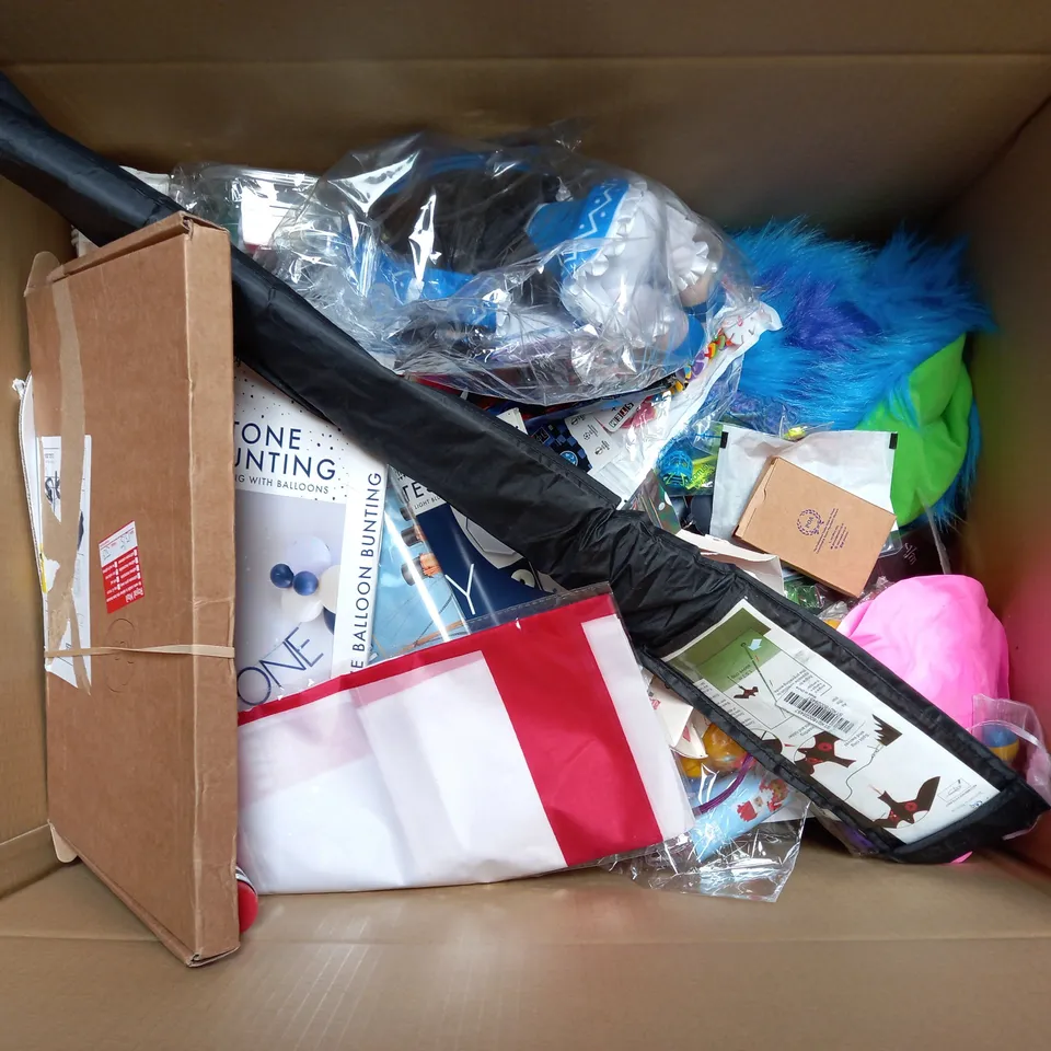 LARGE QAUNTIITY OF ASSORTED TOYS AND GAMES TO INCLUDE TEDDIES, BEADS AND KITES
